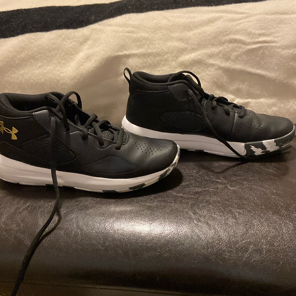 A pair off black under armour basketball shoes